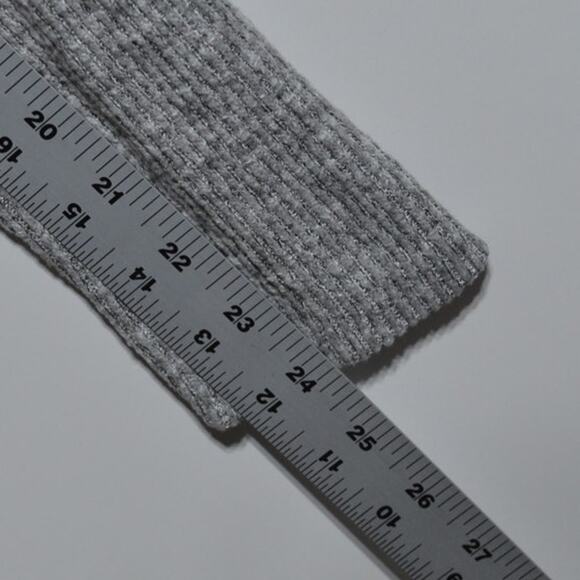 Evereve Gray Maci V Neck Sweater Size Large - Picture 9 of 9